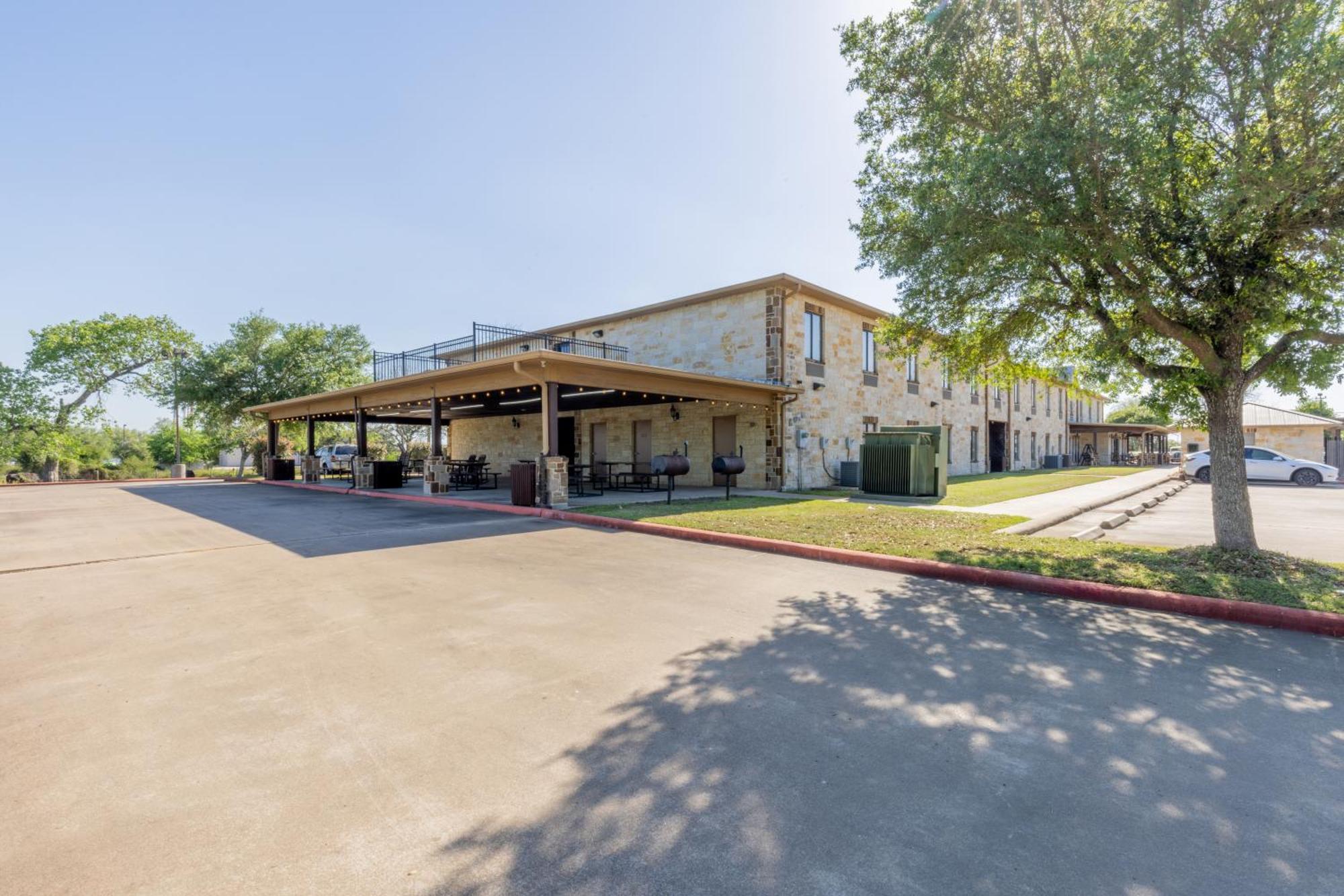 Texas 3* Hallettsville